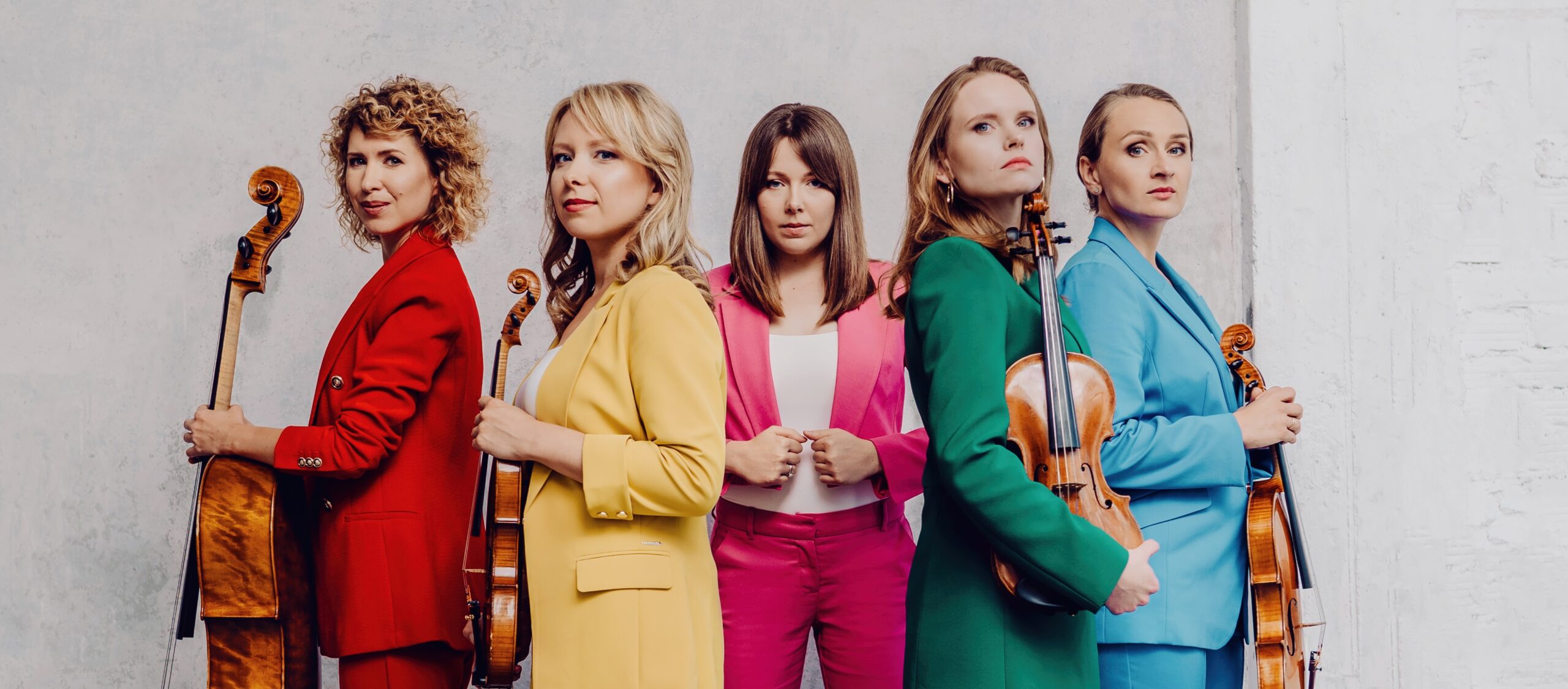 Napis "Pieśni Karkonoskie" nad artystami stylizowanymi na czarno-białe zdjęcie, którzy trzymają swoje instrumenty.