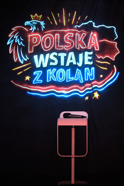 Napis Polska wstaje z kolan na kotarze